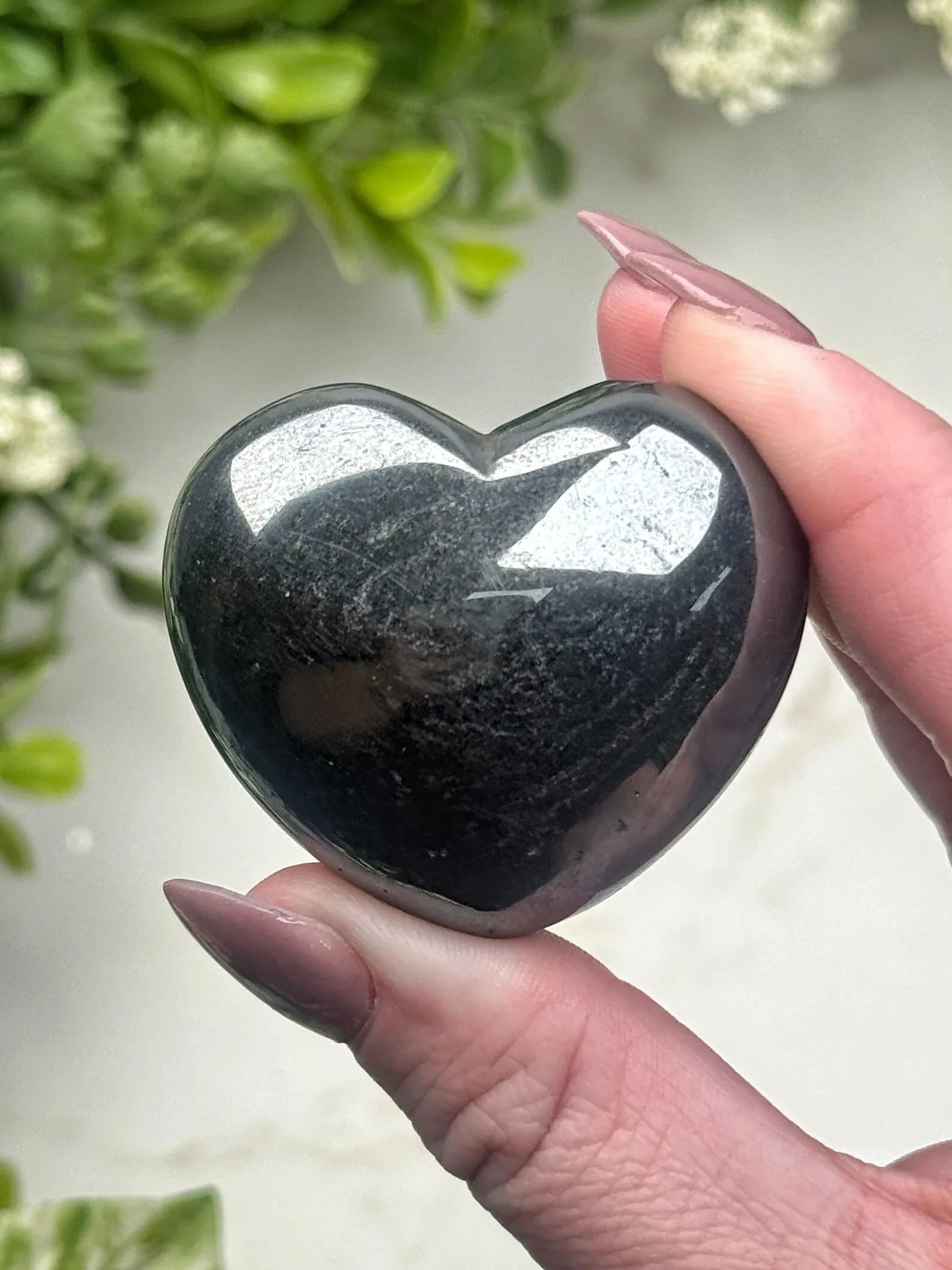 Cœur en hématite | 120g | Non. 203 (Cristal noir poli sculpté, Chakra Racine, Pierre de guérison