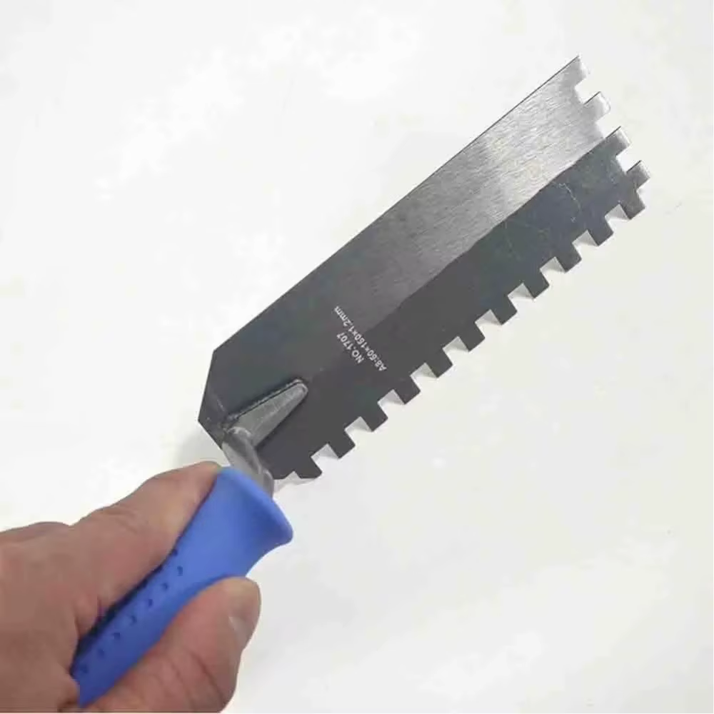 Truelle de maçonnerie en acier au carbone, conception de dents, carré cranté, fonction de grattoir, 