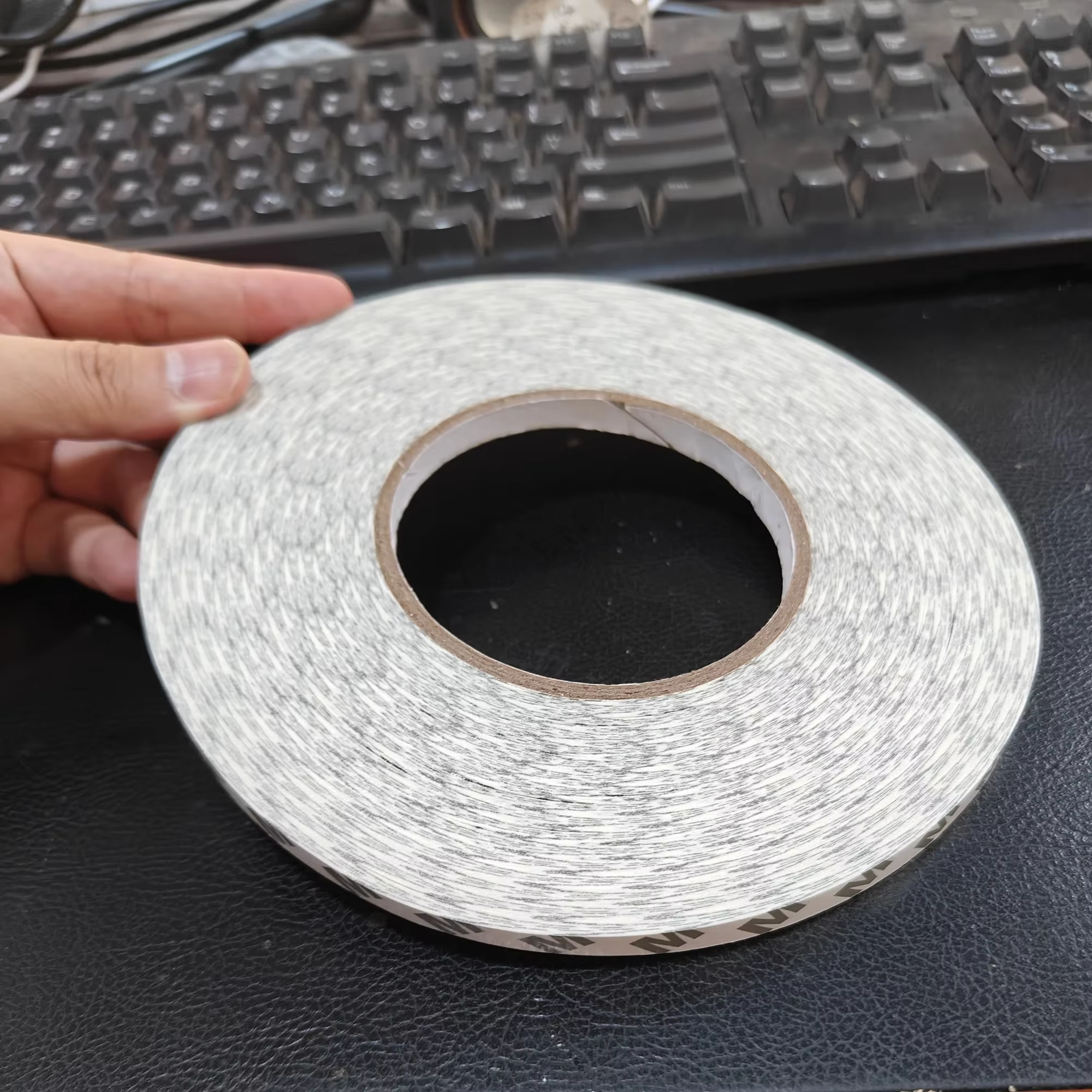 Ruban adhésif double face, un rouleau de 95 mètres, largeur 8 mm