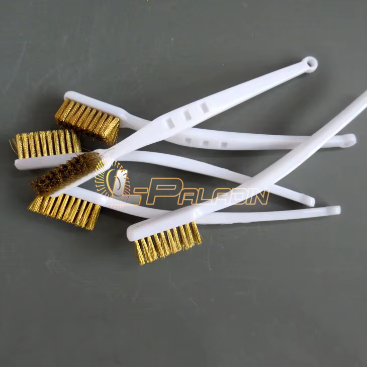Brosse métallique en laiton pour enlever la peinture