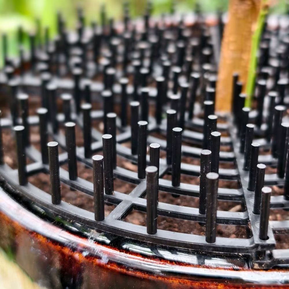 Grille de protection respirante en maille pour pot de plantes, avec découpes à pointes pour la protection du sol, et piquets inclus