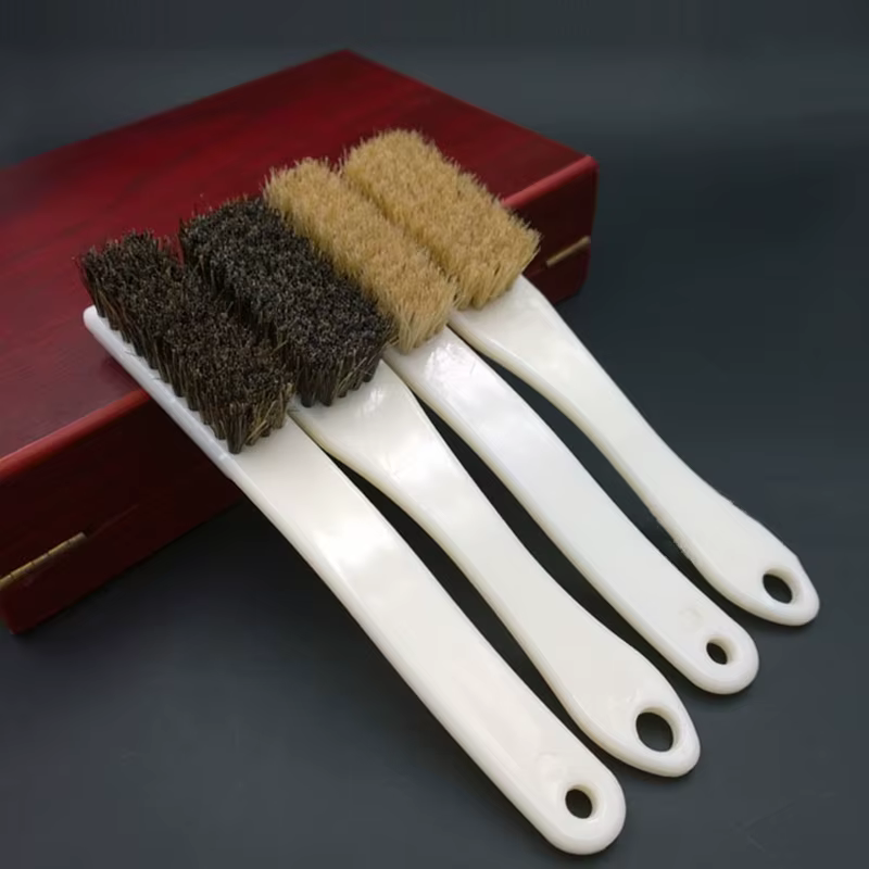 Brosse à poils avec poignée en plastique