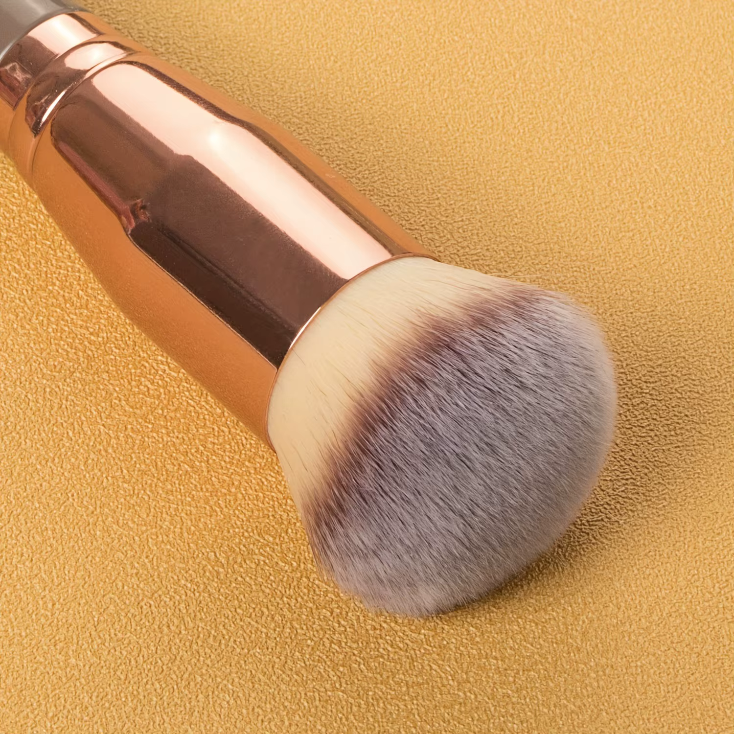 Pinceau de maquillage pour fond de teint avec manche en bois en noir de minuit fonctionne