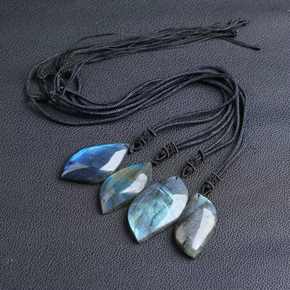 Pierre artisanale naturelle en labradorite brute, pendentif en cristal de labradorite poli exquis, forme géométrique, pierre naturelle de formation.