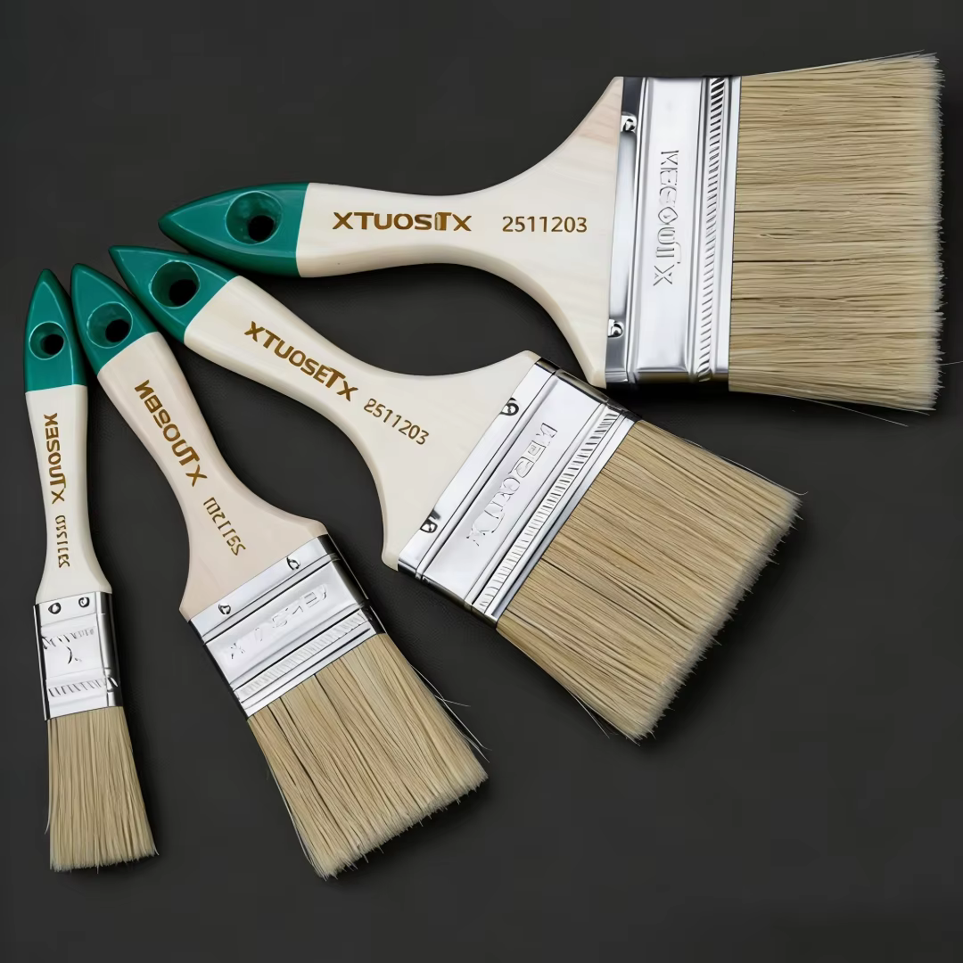 Pinceau à manche en bois