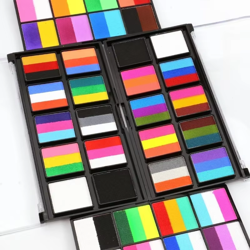 Palette de peinture à rayures arc-en-ciel avec pinceaux