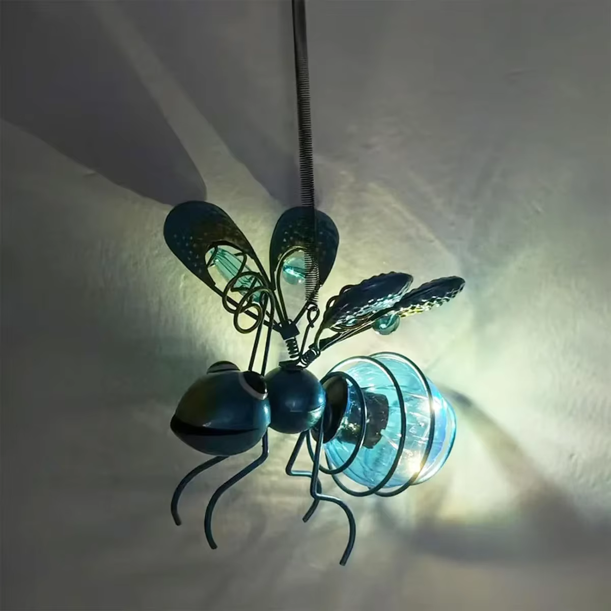 Statue d'insecte solaire en fer avec lumière féerique LED