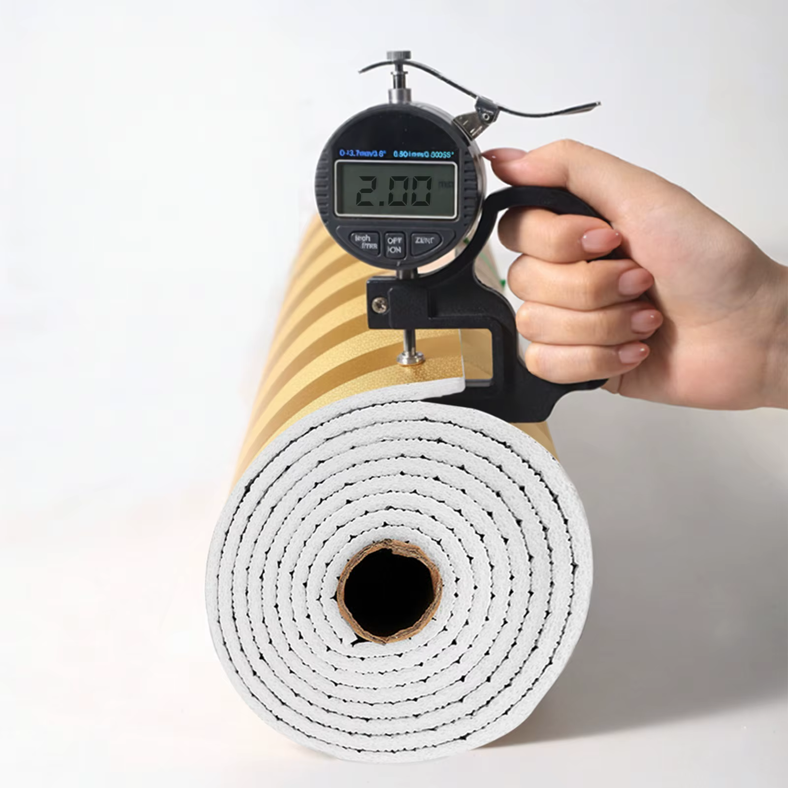 1 rouleau de papier peint rayé métallique doré de 3 mètres/118