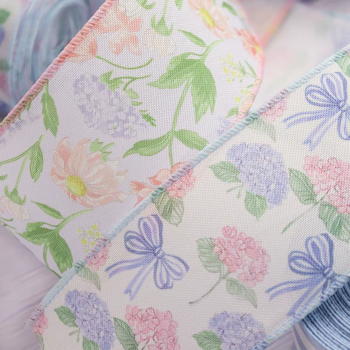 Ruban imprimé floral avec bords en fil