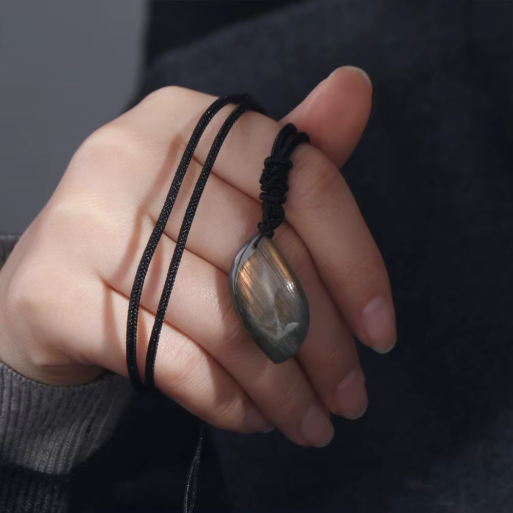 Pierre artisanale naturelle en labradorite brute, pendentif en cristal de labradorite poli exquis, forme géométrique, pierre naturelle de formation.
