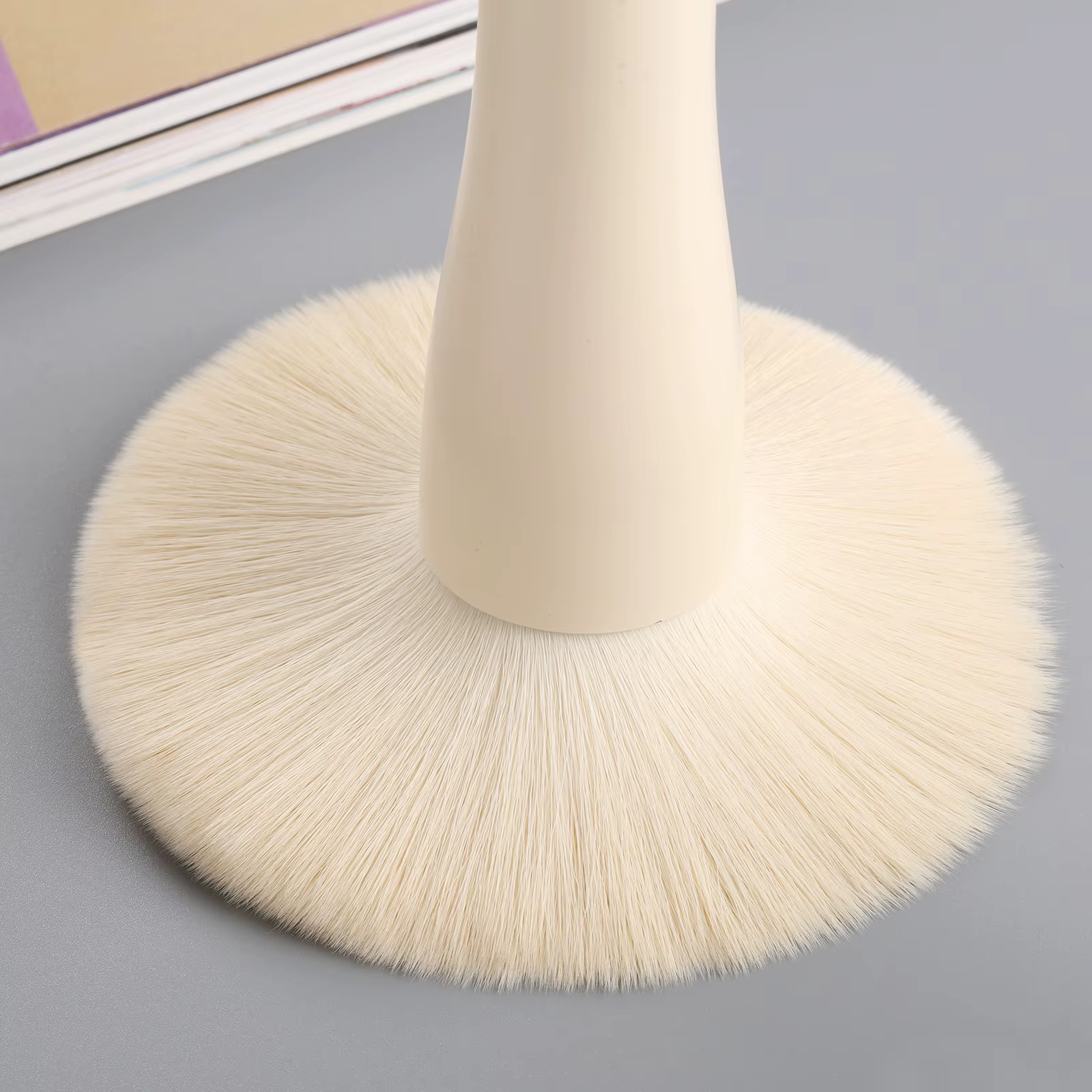Pinceau à poudre professionnel de grande taille, poils synthétiques doux, adaptés à tous les types de peau, idéal pour la pose de la poudre et le maquillage quotidien.