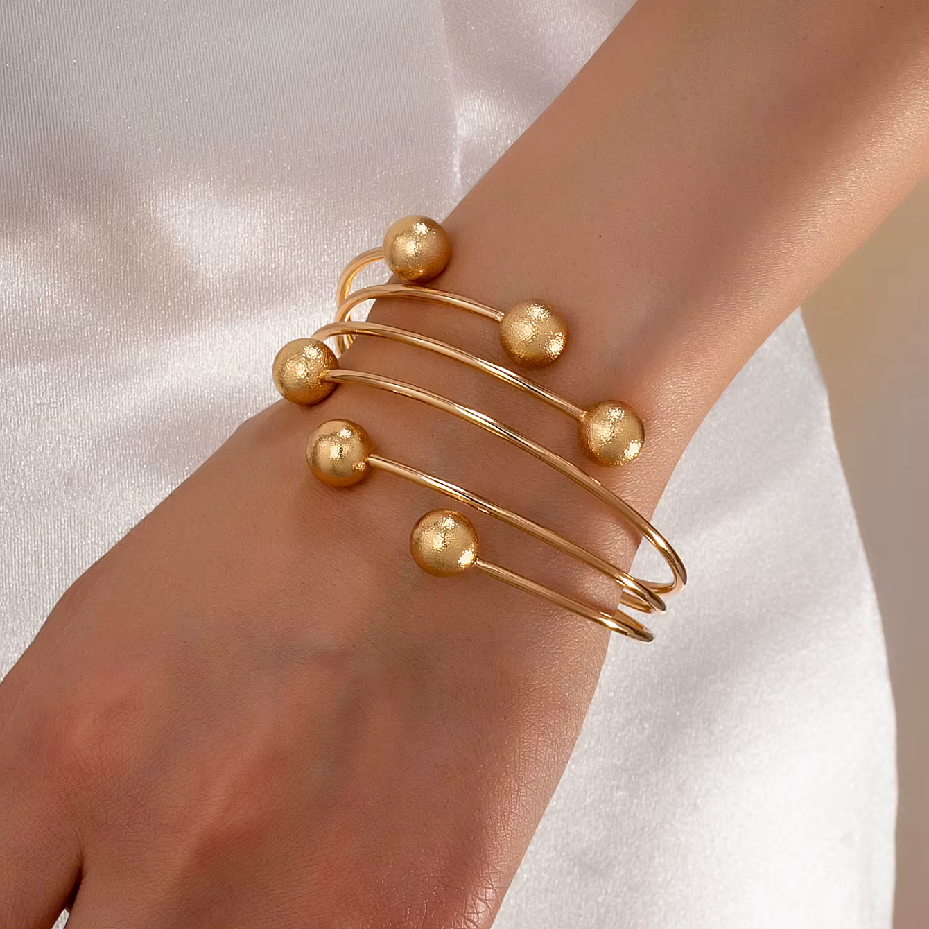 Bracelet pour femme, tendance et créatif, design exquis à plusieurs couches en forme de boule, bracelet ouvert réglable, adapté à un usage quotidien