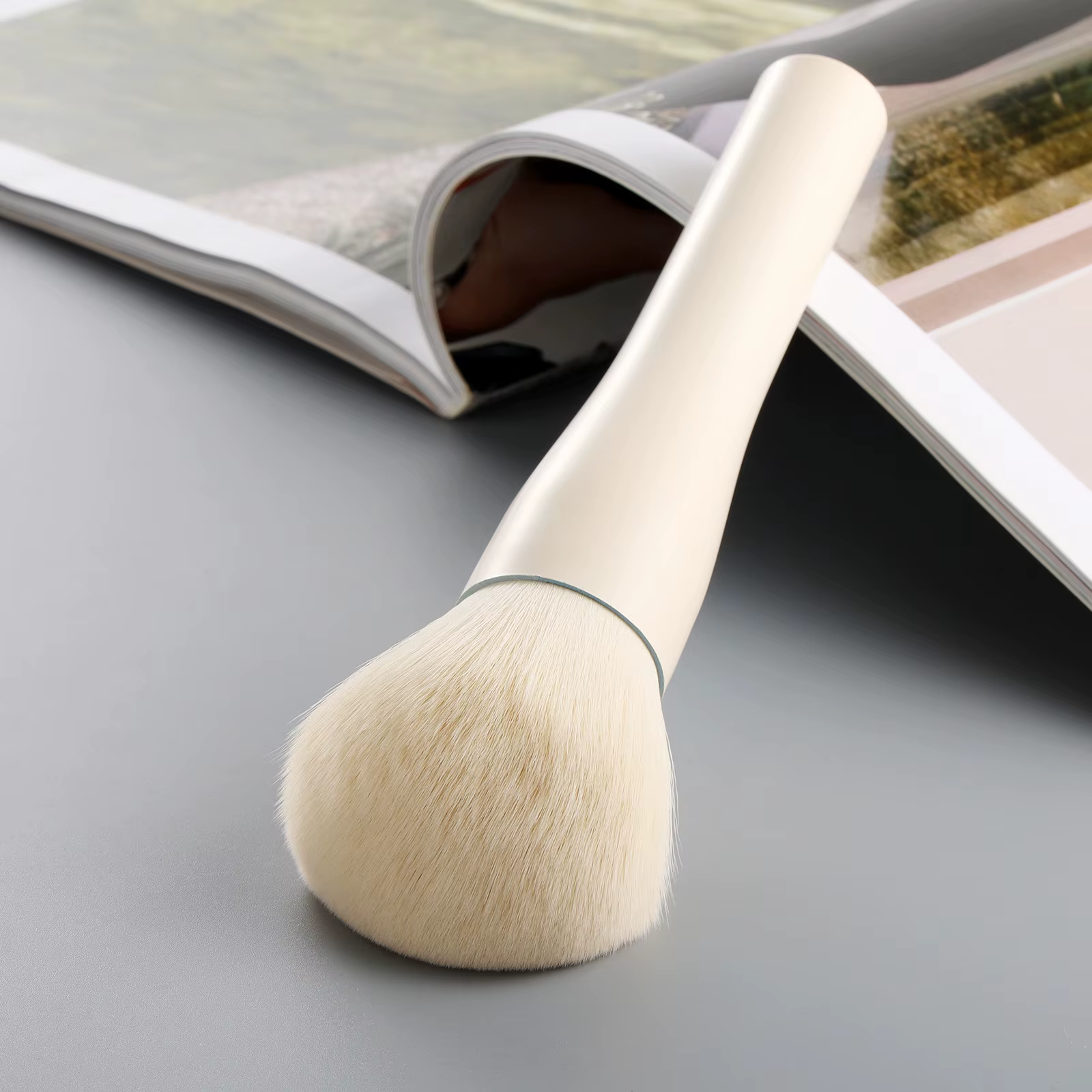 Pinceau à poudre professionnel de grande taille, poils synthétiques doux, adaptés à tous les types de peau, idéal pour la pose de la poudre et le maquillage quotidien.