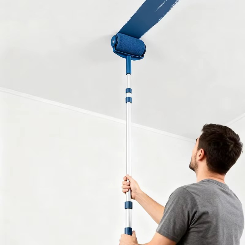 Rouleau à peinture avec réservoir intégré