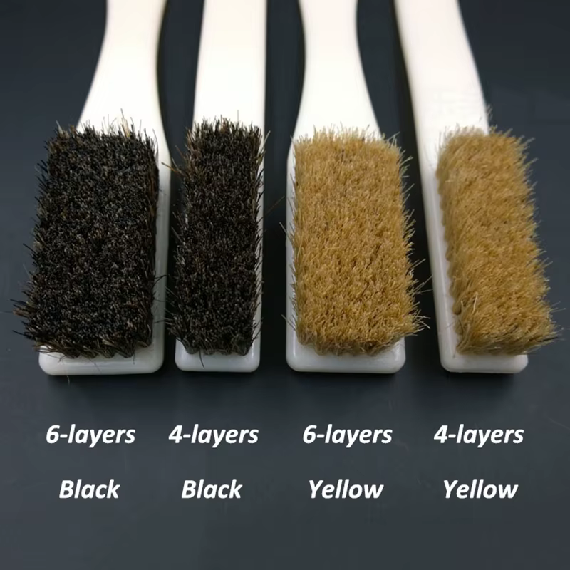 Brosse à poils avec poignée en plastique