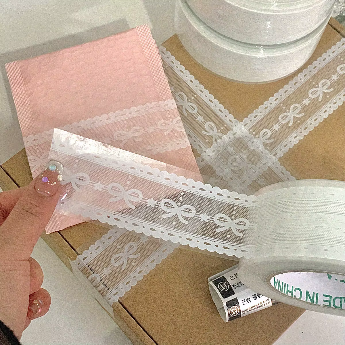 1 rouleau de ruban adhésif transparent à motifs floraux élégants