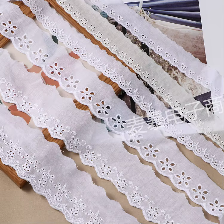 Ruban en dentelle de coton brodé Floral Beige et blanc