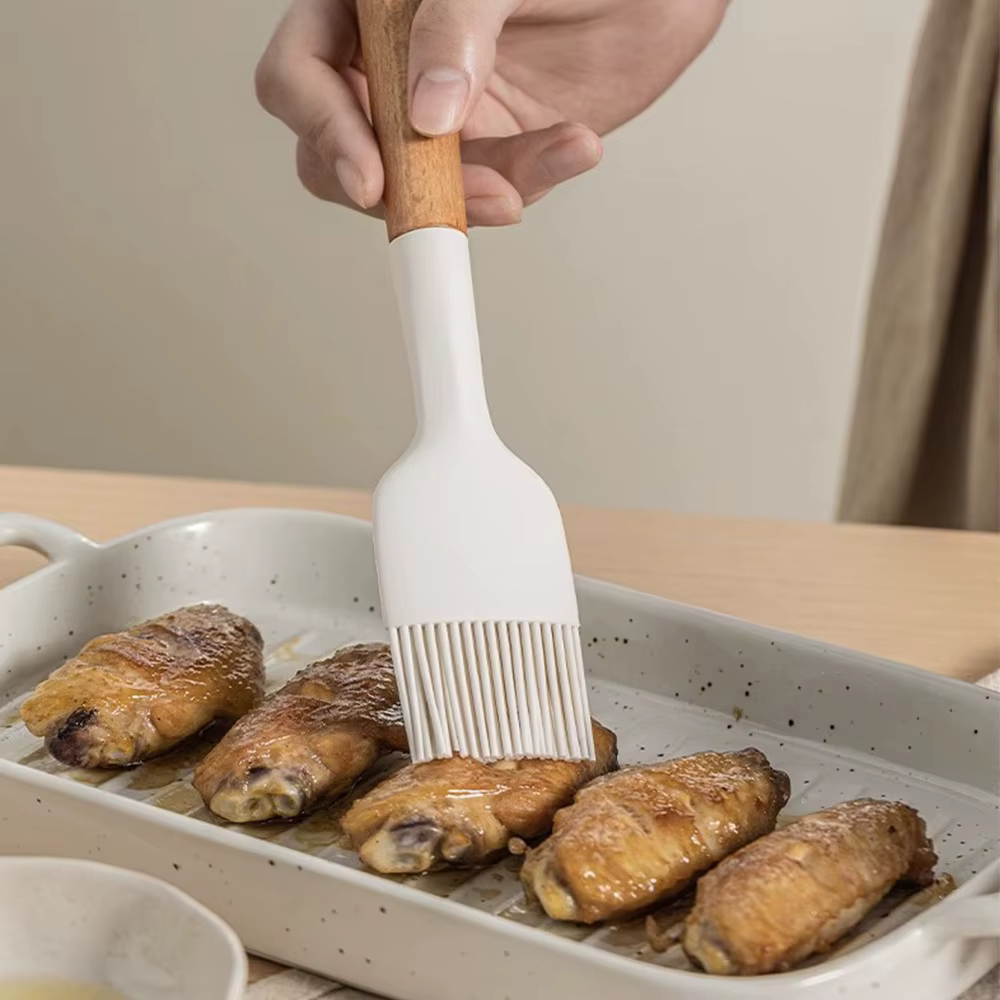 Pinceau à badigeonner blanc avec manche en bois
