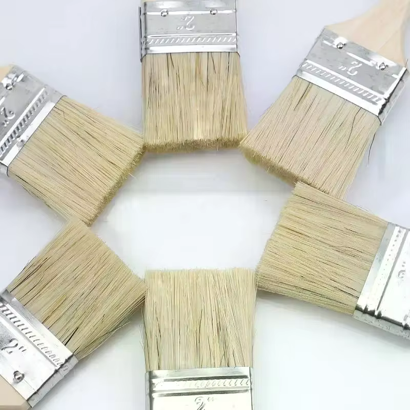 Petit pinceau à peinture adapté au travail manuel
