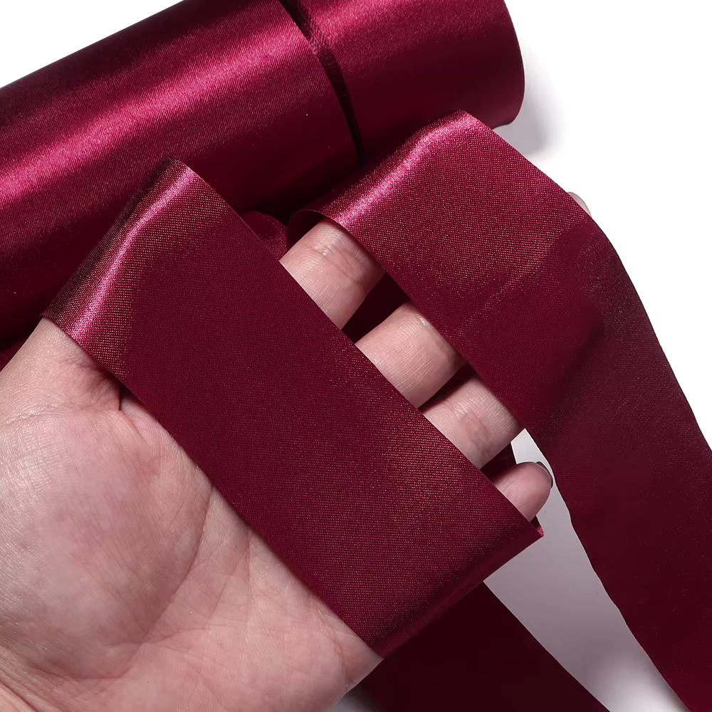 Ruban en satin bordeaux pour décoration de Noël