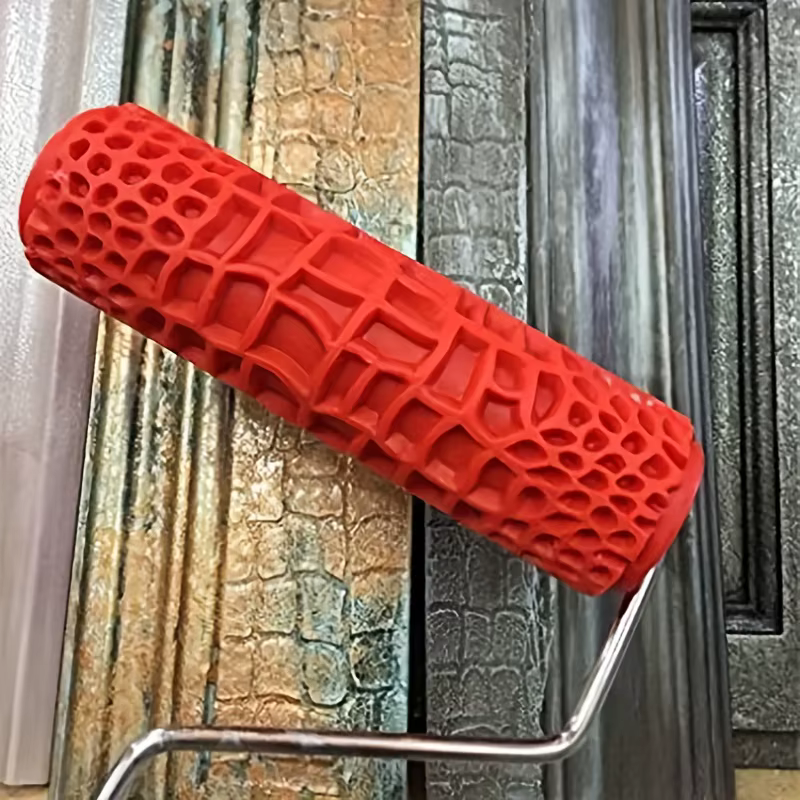 Rouleau de peinture à motifs texturés avec poignée rouge