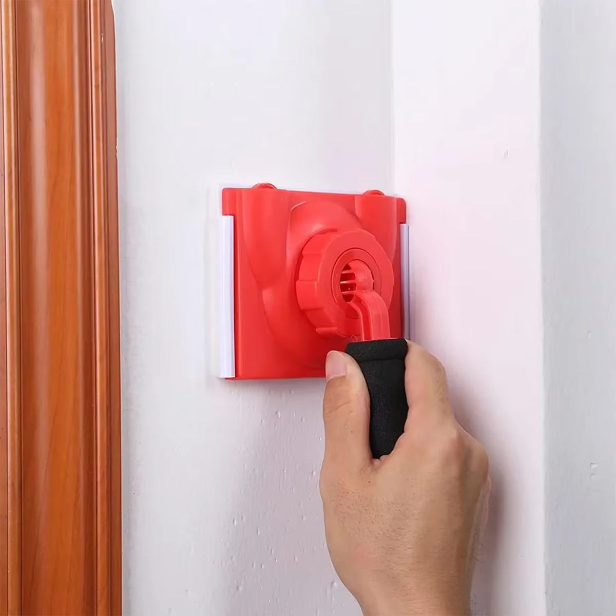 Outil de peinture pour les bords et les coins des murs et plafonds
