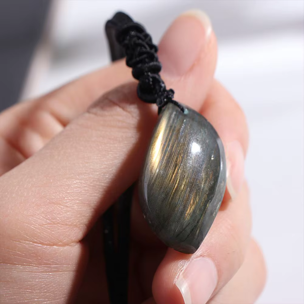 Pierre artisanale naturelle en labradorite brute, pendentif en cristal de labradorite poli exquis, forme géométrique, pierre naturelle de formation.