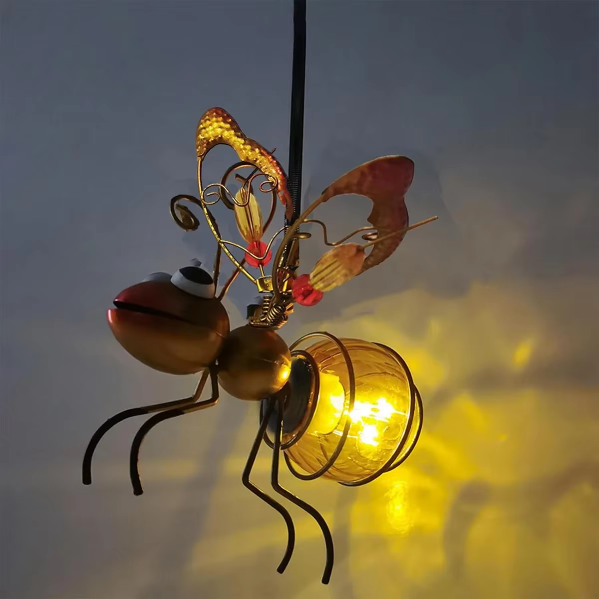 Statue d'insecte solaire en fer avec lumière féerique LED