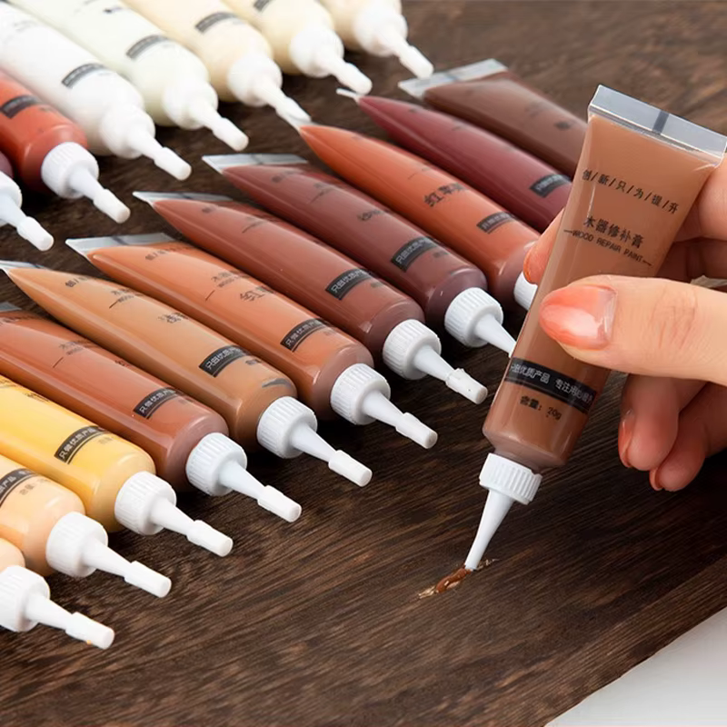 Peinture de finition de meubles en bois