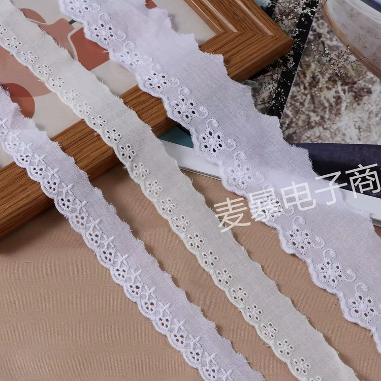 Ruban en dentelle de coton brodé Floral Beige et blanc