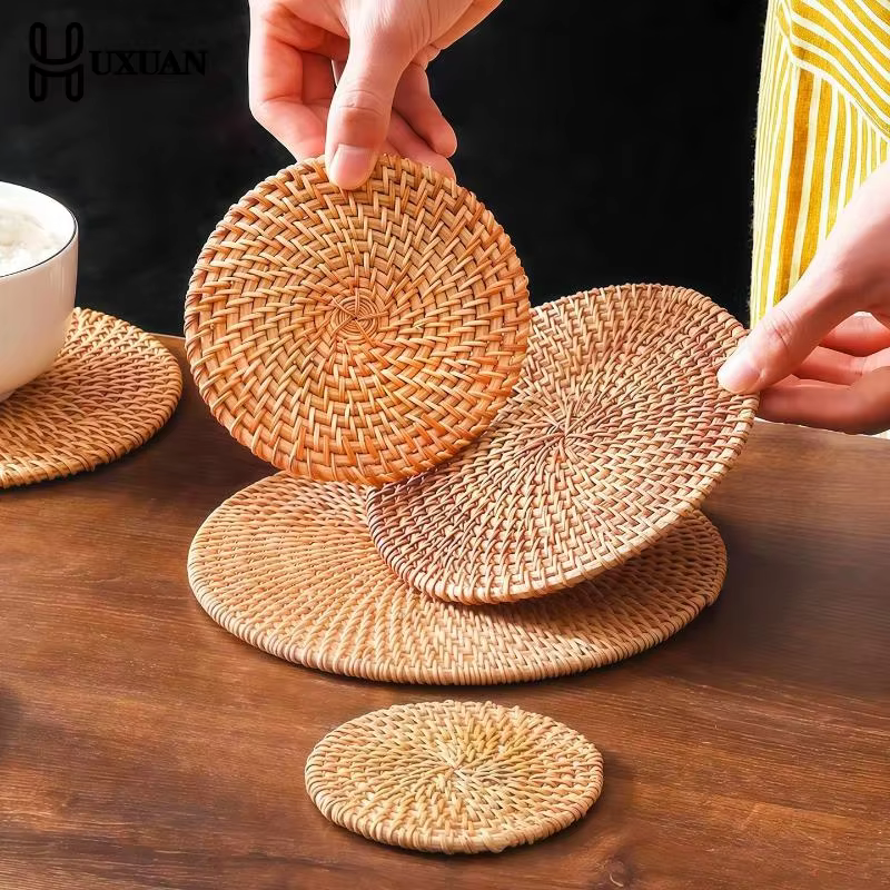 Sous-verre en rotin écologique, protection thermique pour tasses à café, s'intègre à la décoration de la table.