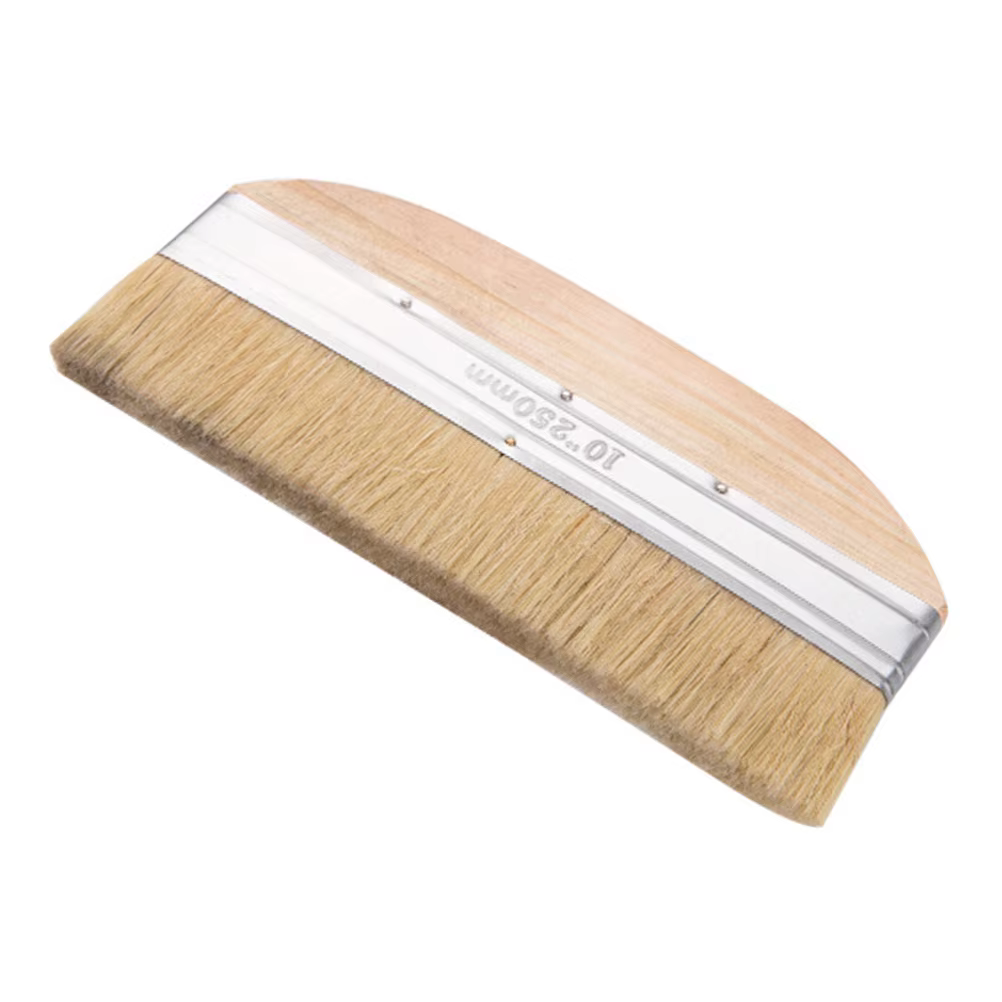 Brosse à poils avec manche en bois