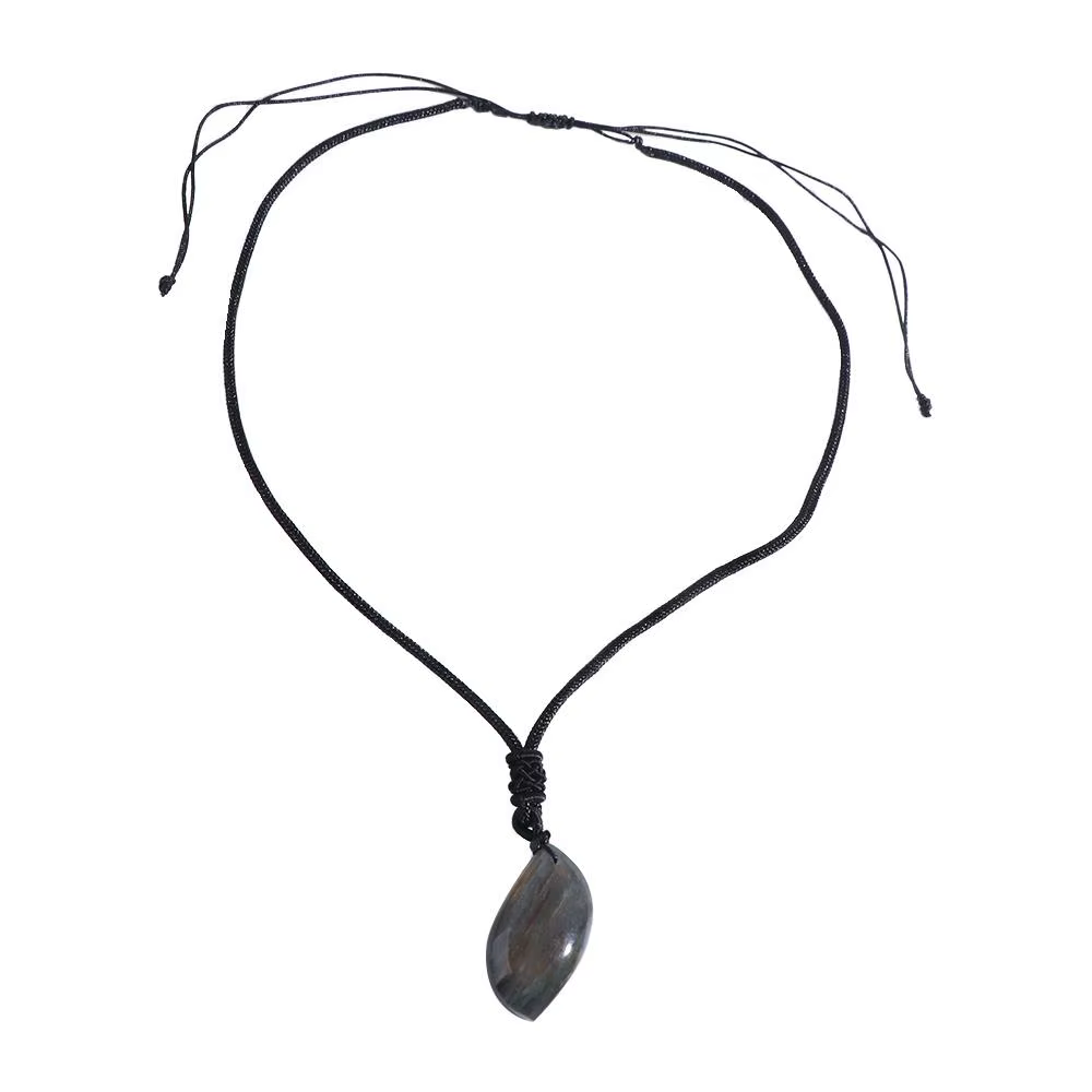 Pierre artisanale naturelle en labradorite brute, pendentif en cristal de labradorite poli exquis, forme géométrique, pierre naturelle de formation.